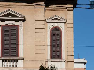 ...e pi� in alto una stretta finestra ad arco